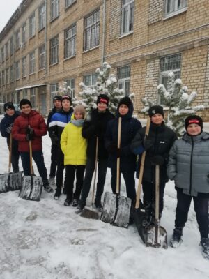 Фотография воспитанников. Время чистить снег!