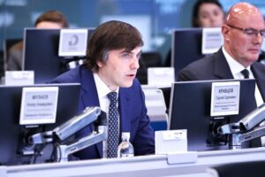 Является элементом декора